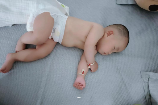 九江宝宝胳膊上起红疙瘩